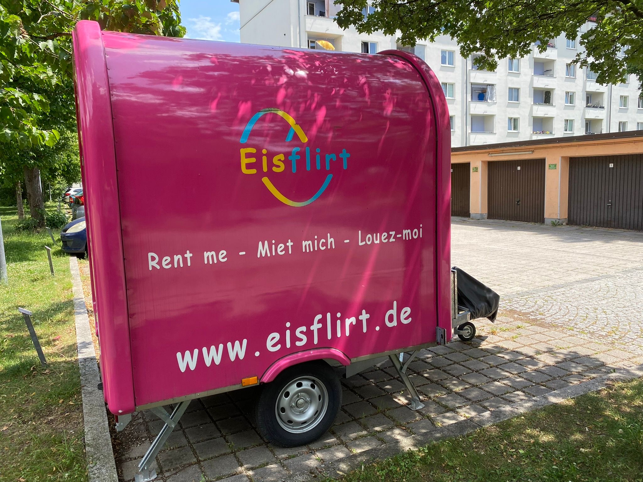 Pinker Eisflirt-Anhänger mit Logo und dem Schriftzug Rent me — Miet mich — Louez-moi